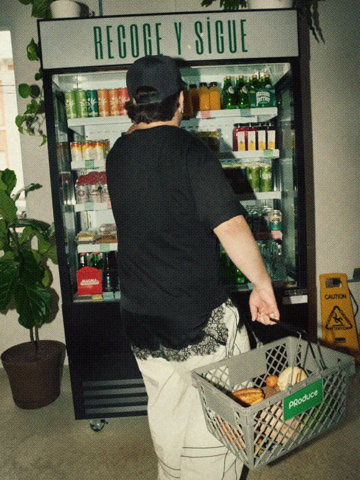 Escogiendo en la nevera del mercado con la canasta de PRoduce.