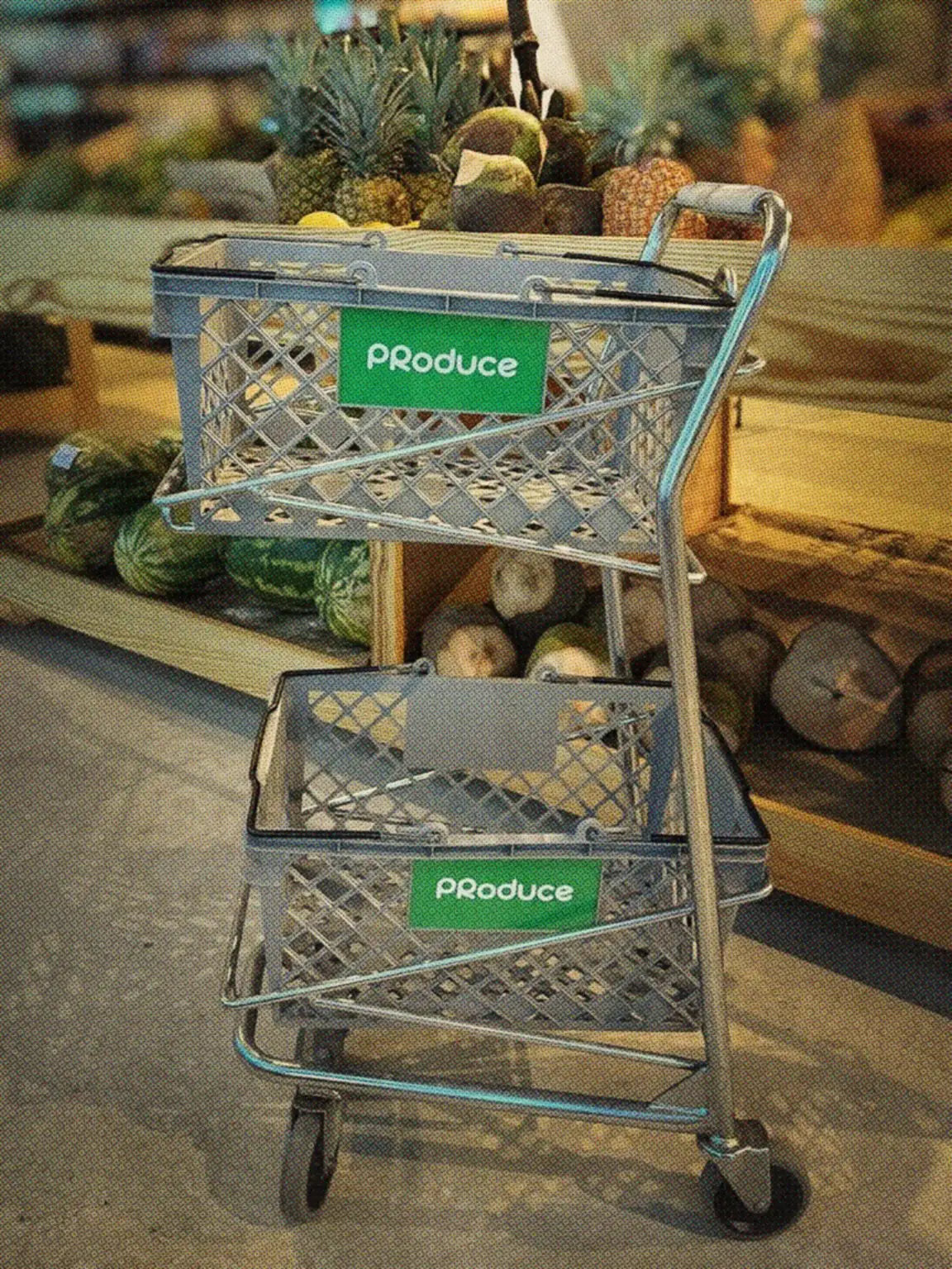 El carrito de PRoduce en el mercado, al lado de las piñas.