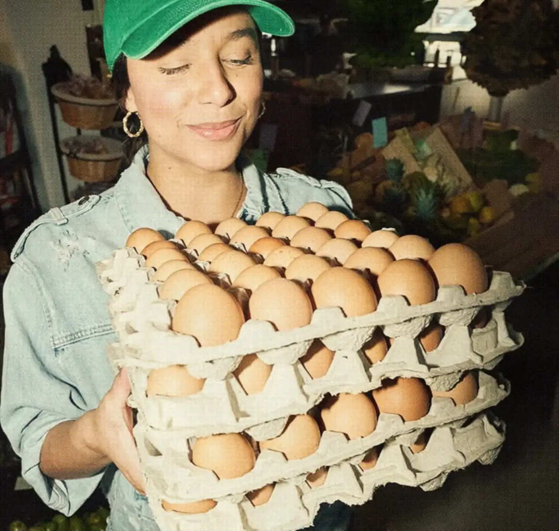 Con la gorra verde de PRoduce, cargando bandejas de huevos del país.